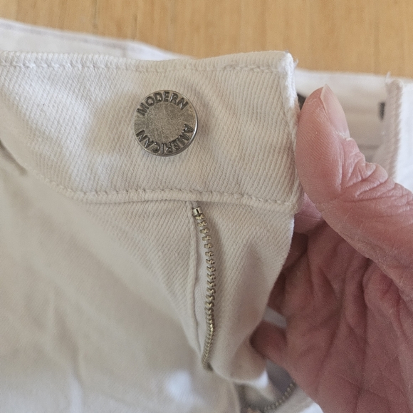 Good American white denim shorts - Picture 3 of 5